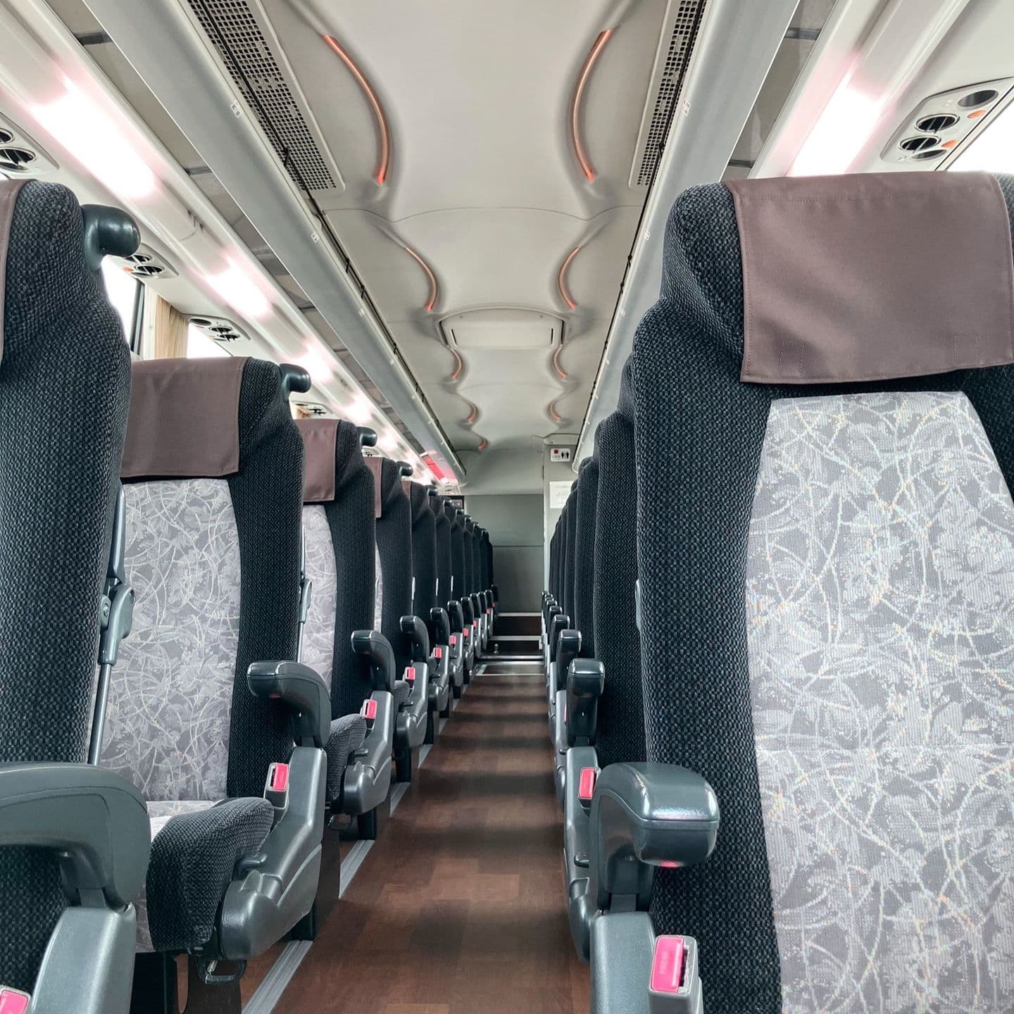 神立観光の４２名乗りのバスの前方からの内観